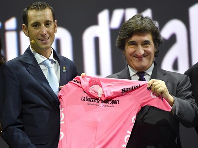 Na snímke vpravo prezident spoločnosti RCS, ktorá vydáva športový denník Gazzetta dello Sport Urbano Cairo drží ružový dres víťaza cyklistických pretekov Giro d'Italia, vľavo taliansky pretekár Vincenzo Nibali a tohtoročný celkový víťaz počas prezentácie jubilejného stého ročníka podujatia v Miláne 