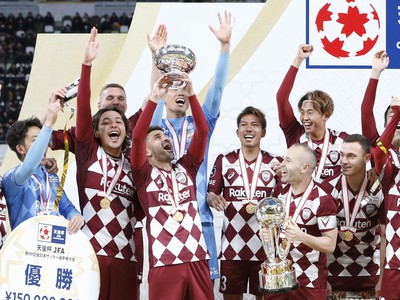 Hráči Vissel Kobe pózujú s trofejou