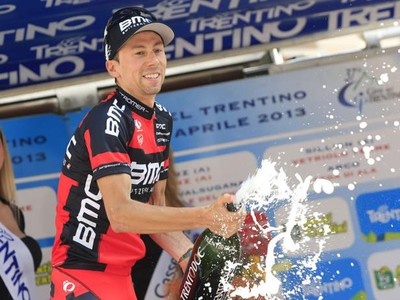 Ivan Santaromita oslavuje triumf v 3. etape okolo Trentina