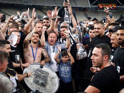 Víťazný oslavy futbalistov PAOK FC po pohárovom triumfe 