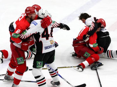 Alexander Romanov, Timofei Shishkanov, Darcy Verot a Jaromír Jágr v hromadnej bitke