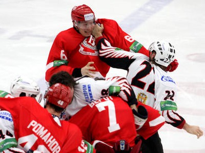 Alexander Romanov, Timofei Shishkanov, Darcy Verot, Jaromir Jagr, Alexei Litvinenko a Denis Ezhov 