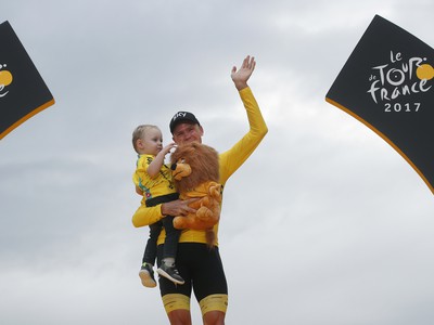 Chris Froome a jeho malý synček Kellan oslavujú víťazstvo Brita