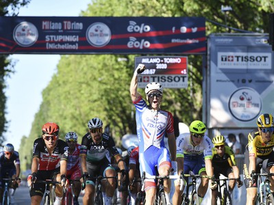 Arnaud Démare oslavuje v cieli svoj triumf na Miláno - Turín