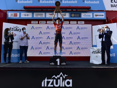 Španielsky cyklista Pello Bilbao z tímu Bahrajn-Victorious oslavuje na pódiu víťazstvo v 3. etape 61. ročníka pretekov Okolo Baskicka