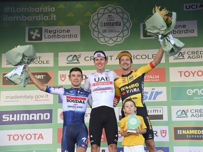 Slovinský cyklista Tadej Pogačar tretíkrát za sebou triumfoval na klasike Okolo Lombardska.