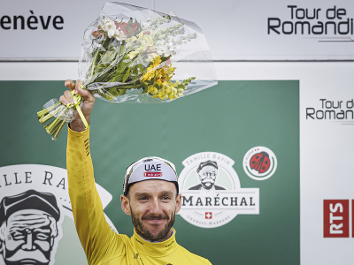Britský cyklista Adam Yates z tímu UAE Team Emirates oslavuje na pódiu víťazstvo v pretekoch Okolo Romandie