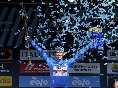 Slovinský cyklista Tadej Pogačar z UAE Team Emirates sa teší po obhajobe celkového víťazstva na pretekoch Tirreno - Adriatico