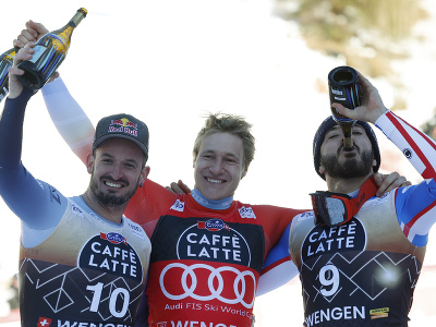 Uprostred švajčiarsky lyžiar Marco Odermatt oslavuje víťazstvo v zjazde Svetového pohára vo Wengene, vľavo druhý Francúz Cyprien Sarrazin, vpravo tretí Talian Dominik Paris.