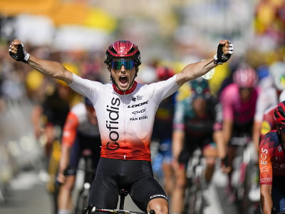 Francúzsky cyklista Victor Lafay z tímu Cofidis sa teší po triumfe v druhej etape prestížnych cyklistických pretekov Tour de France (TdF) v San Sebastiane
