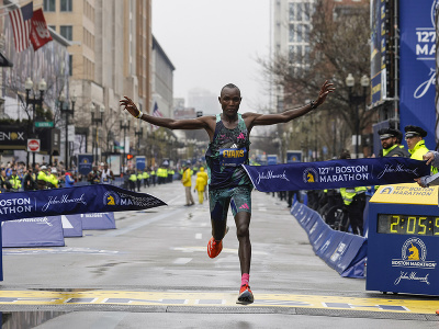 Evans Chebet obhájil vlaňajšie prvenstvo na Bostonskom maratóne.