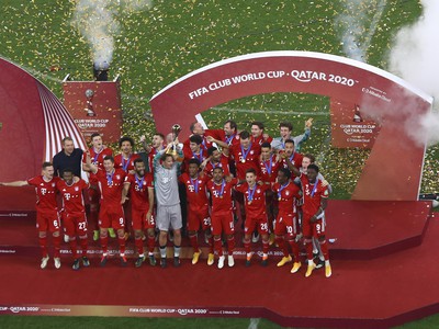 Futbalisti FC Bayern Mníchov s víťaznou trofejou
