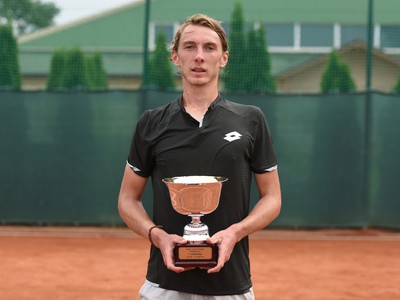 Lukáš Klein s víťaznou trofejou