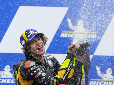 Taliansky motocyklový jazdec Marco Bezzecchi z tímu VR46 oslavuje víťazstvo vo Veľkej cene Argentíny v triede MotoGP