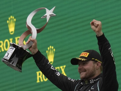 Fínsky pilot F1 Valtteri Bottas z tímu Mercedes sa teší z víťazstva na Veľkej cene Turecka formuly 1 na okruhu Intercity Istanbul Park v Istanbule
