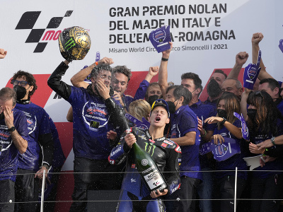 Fabio Quartararo a jeho víťazné oslavy s tímom