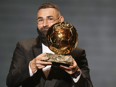 Francúzsky futbalista a hráč tímu Real Madrid Karim Benzema sa stal víťazom Zlatej lopty 2022