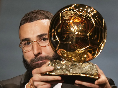 Francúzsky futbalista a hráč Realu Madrid Karim Benzema sa stal víťazom Zlatej lopty 2022