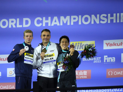 Kristóf Milák oslavuje zisk zlatej medaily vo finále mužov na 200 m motýlik, ktorú dosiahol po zaplávaní svetového rekordu
