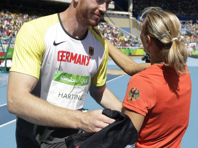 Christoph Harting nadchol nečakaným olympijským víťazstvom, no za nevhodné správanie počas hymny rozvíril hladinu kritiky