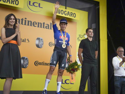 Belgický cyklista Jasper Philipsen (Alpecin-Deceuninck) oslavuje na pódiu víťazstvo v 4. etape 110. ročníka pretekov Tour de France