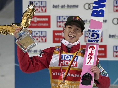 Rjoju Kobajaši pózuje so soškou Zlatého orla po tom, čo sa stal druhýkrát v kariére celkovým víťazom Turné štyroch mostíkov