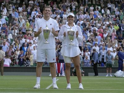 Neal Skupski a Desirae Krawczyková s víťaznou trofejou