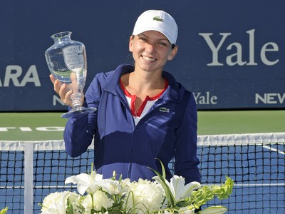 Simona Halepová s trofejou