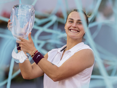Arina Sabalenková pózuje s trofejou po triumfe na turnaji WTA v Madride