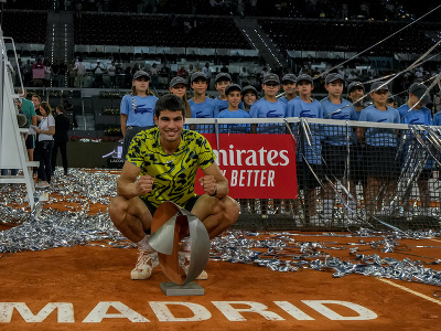 Carlos Alcaraz oslavuje s víťaznou trofejou