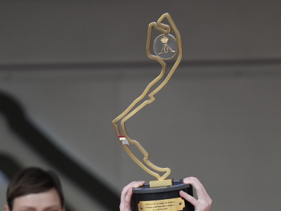Max Verstappen a jeho oslavy s víťanou trofejou