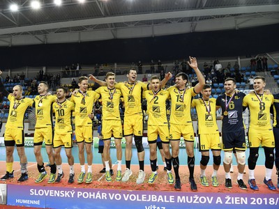 Hráči VK KDS Šport Košice pózujú s pohárom pre víťaza Slovenského pohára