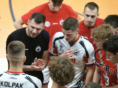 Na snímke vľavo tréner Prešova Erik Digaňa
