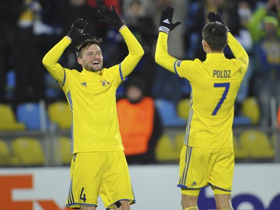 Hráči Rostova Vladimir Granat (vľavo) a Dmitrij Poloz (vpravo) oslavujú gól