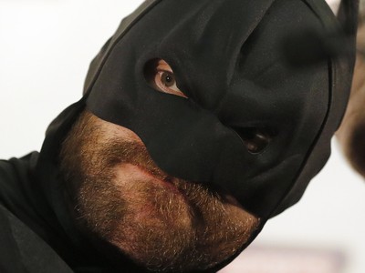 Nezdolaný Tyson Fury v kostýme Batmana na tlaćovke bavil