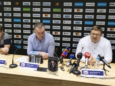 Tréner Vladimír Országh, športový riaditeľ Oldřich Štefl a člen predstavenstva Juraj Široký ml.
