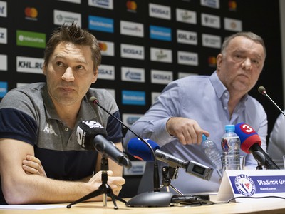 Tréner tímu Vladimír Országh a športový riaditeľ Oldřich Štefl