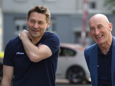 Sprava tréner slovenskej hokejovej reprezentácie Craig Ramsay a jeho asistent Vladimír Országh