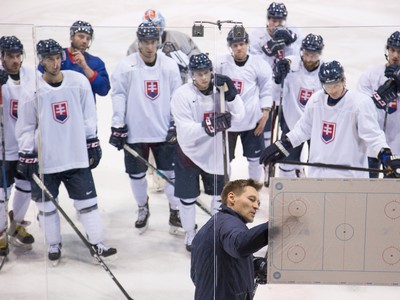 Hráči slovenskej hokejovej reprezentácie počas tréningu