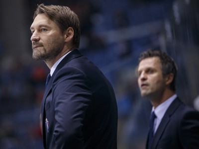 Tréner HC Slovan Bratislava Vladimír Országh a jeho asistent Róbert Petrovický 