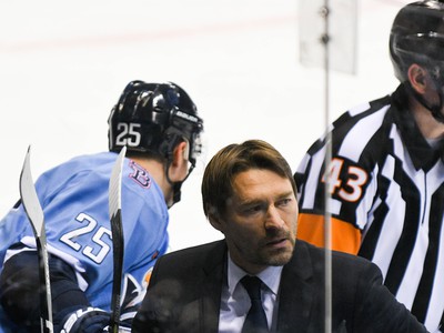 Tréner HC Slovan Bratislava Vladimír Országh (uprostred) počas hokejového zápasu
