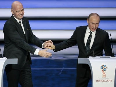 Prezident FIFA Gianni Infantino a ruská hlava Vladimir Putin
