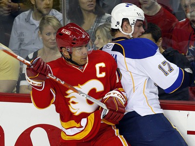 Jarome Iginla v súboji s Vladimírom Sobotkom