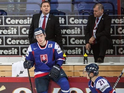 Pohľad na smutnú lavičku slovenských hokejistov po štvrťfinálovom vypadnutí s Fínskom