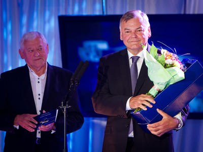 Vladimír Vůjtek preberá za Mariána Hossu cenu pre najlepšieho útočníka z rúk Jozefa Golonku.