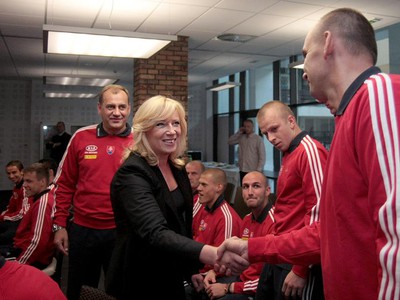 Tréner reprezentačného tímu SR vo futbale Vladimír Weiss a premiérka Iveta Radičová 