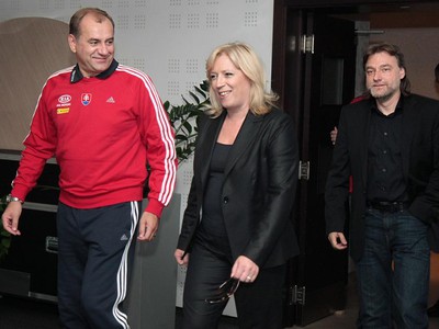Tréner reprezentačného tímu SR vo futbale Vladimír Weiss a premiérka Iveta Radičová