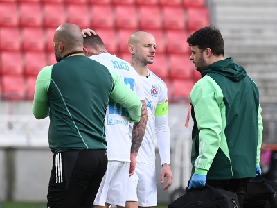 Vľavo odchádza zranený kapitán Slovana Juraj Kucka a utešuje ho náhradný kapitán v zápase Vladimír Weiss