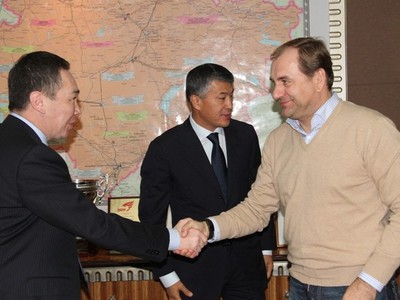 Vladimír Weiss podpísal zmluvu s Kajratom