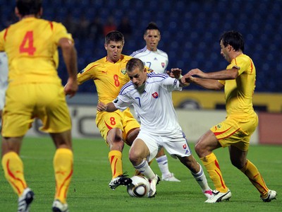 Vladimír Weiss a Marek Hamšík obkolesení macedónskymi hráčmi